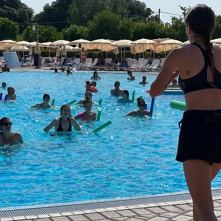 Camping Spiaggia D'oro مكان تخييم لاتيزي