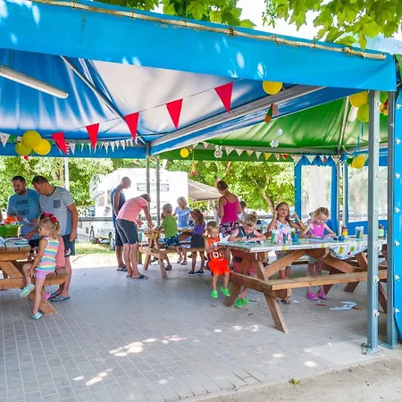 Camping Spiaggia D'oro مكان تخييم لاتيزي