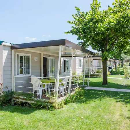 Camping Spiaggia D'oro مكان تخييم لاتيزي