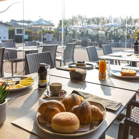 مكان تخييم Camping Spiaggia D'oro لاتيزي